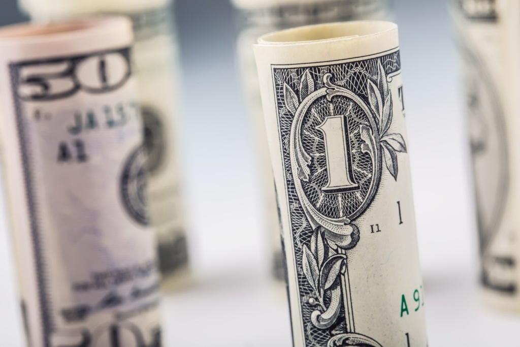 Курс доллара впервые с начала мая перевалил за 83 рубля