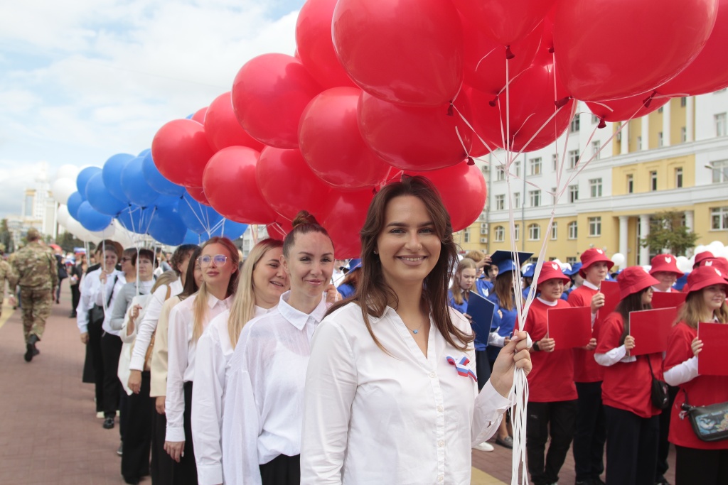 Патриотическая акция в Саранске: более 500 триколоров вручили жителям в День Государственного флага
