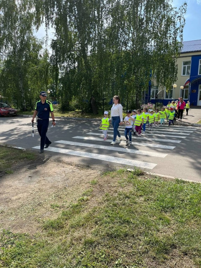 Инспектор ДПС провел урок безопасности для дошколят Инсара Инспектор ДПС провел урок безопасности для дошколят Инсара