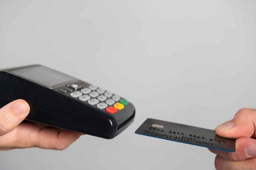 Карты «Мир» впервые заняли более 50% карточного рынка РФ