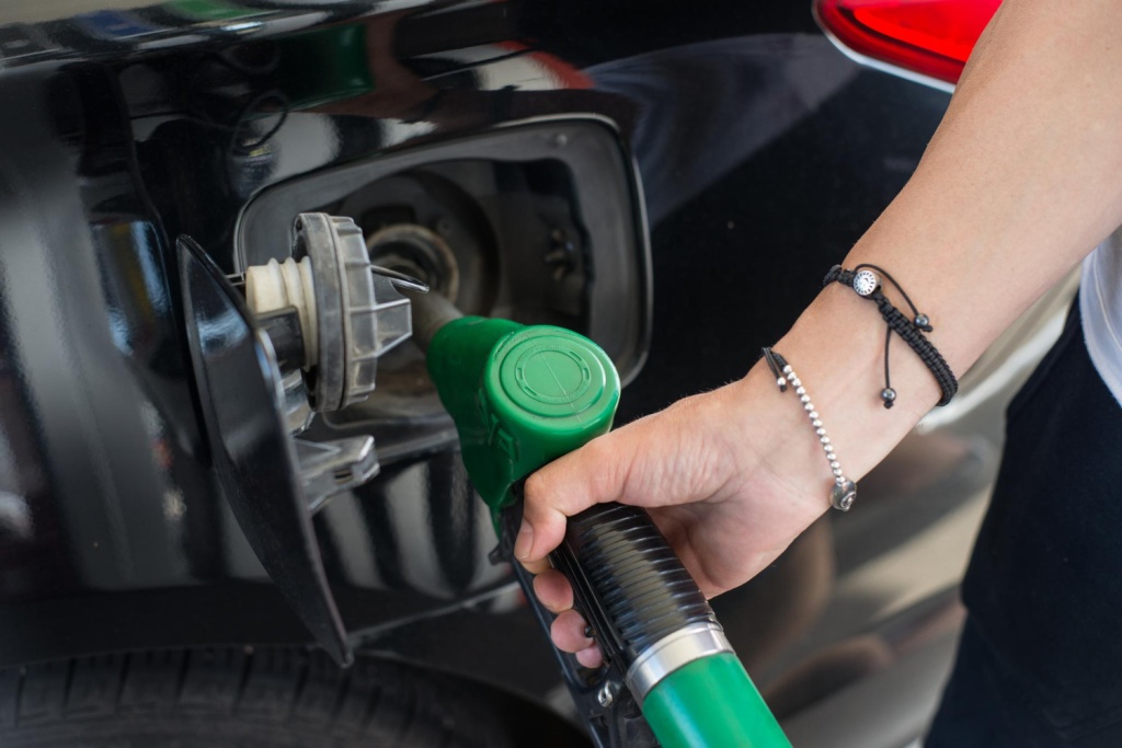 В Костромской области планируют законодательно ограничить продажу бензина подросткам