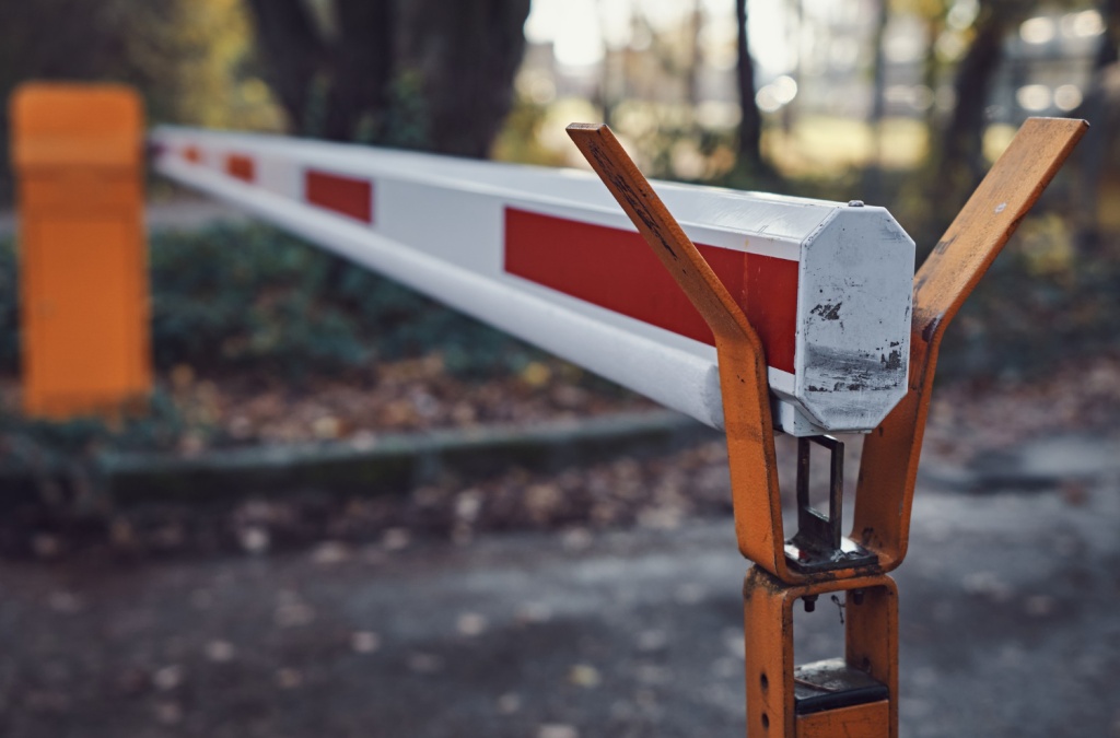 Петербургских предпринимателей оштрафовали на сумму более 1 миллиона рублей за самовольное размещение киосков и шлагбаумов