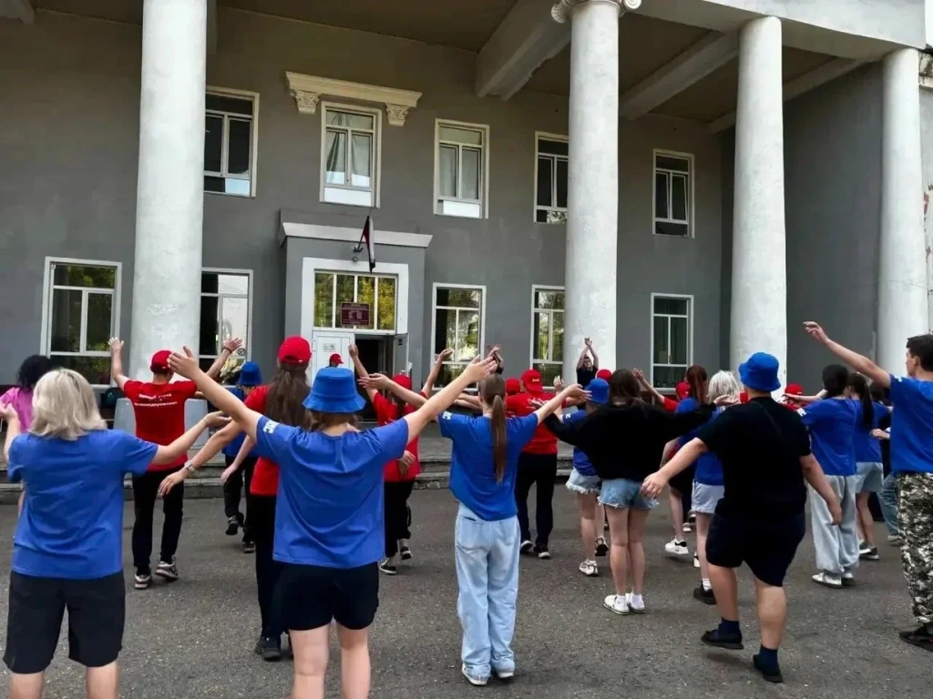 «Зарядка со стражем порядка»: транспортные полицейские Красноярского края провели спортивную акцию для юных железнодорожников