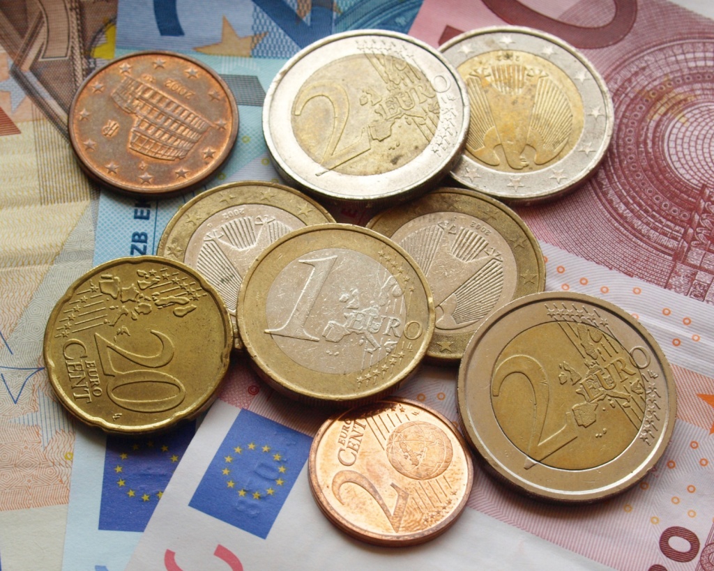 Курс евро в РФ опустился ниже 98 рублей впервые с конца апреля 