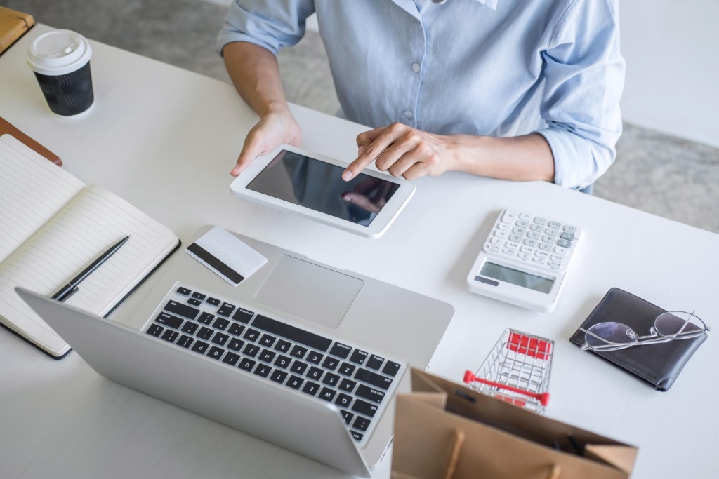 Греф предложил уравнять налогообложение онлайн-торговли и традиционного ретейла