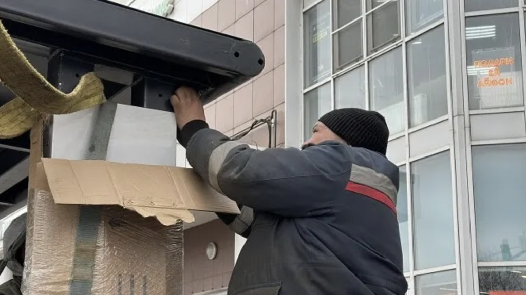 В подмосковном Пушкинском обновляют остановки: на улице Чехова устанавливают современный павильон у «Типографии»